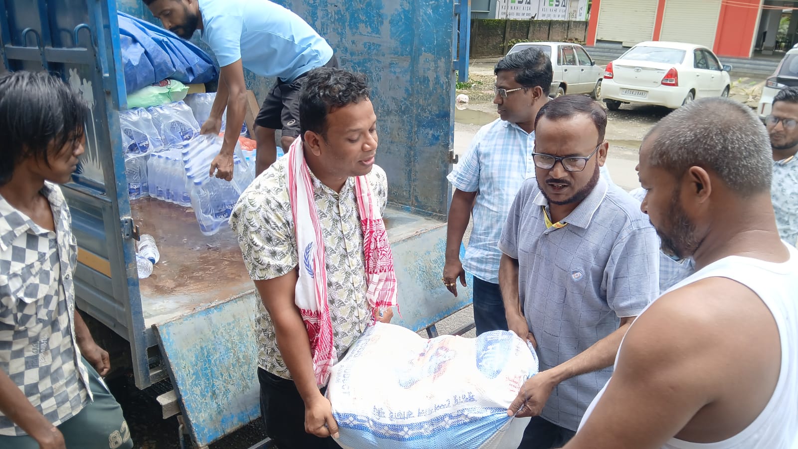 উজনি লৈ বানাক্ৰান্ত ৰাইজৰ মাজত হয়বৰগাঁও প্ৰেছ ক্লাবৰ প্ৰতিনিধি