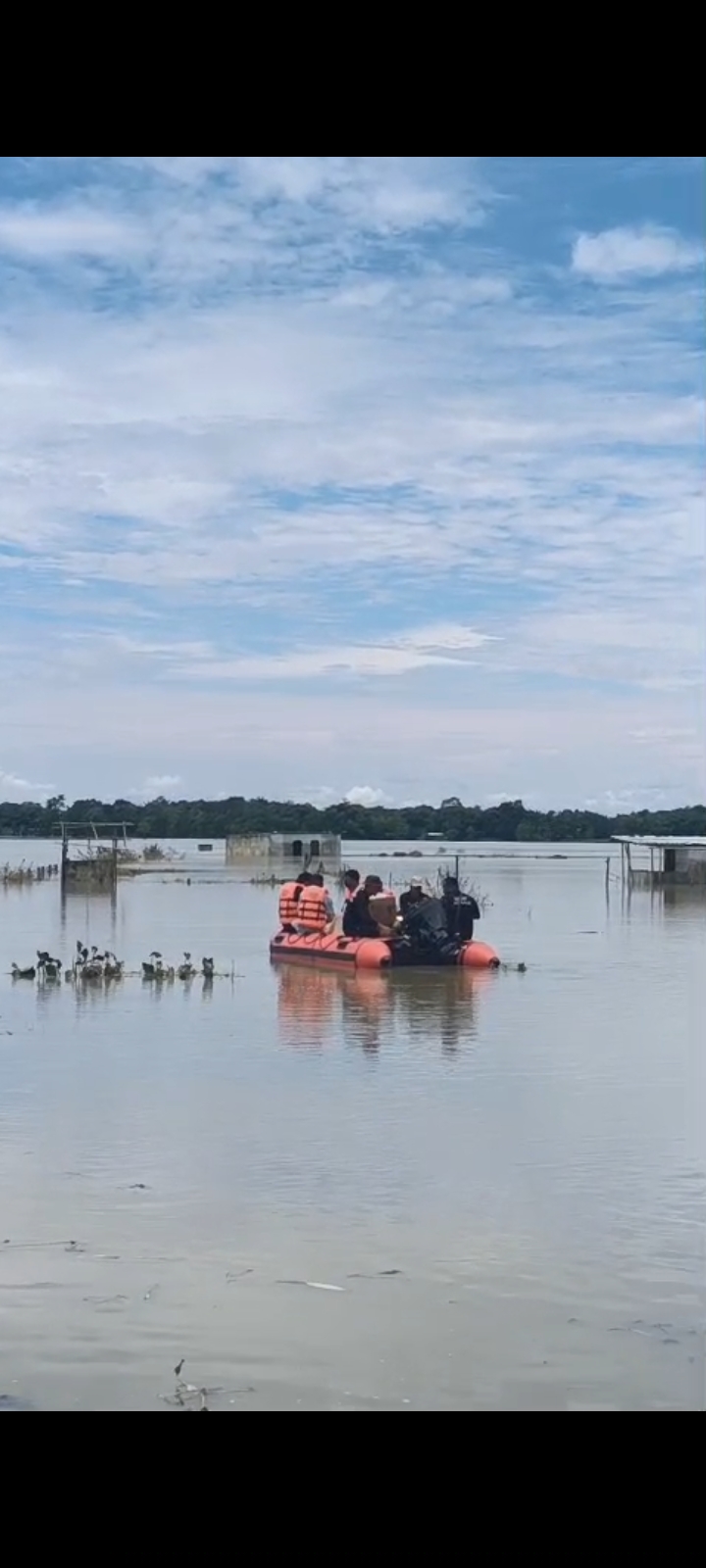 বানপীড়িতৰ কাষত জীৱনৰ ৰামধেনু সাহিত্য মঞ্চ, নিমাইজান–পানবচাত সাহায্য সামগ্ৰী বিতৰণ