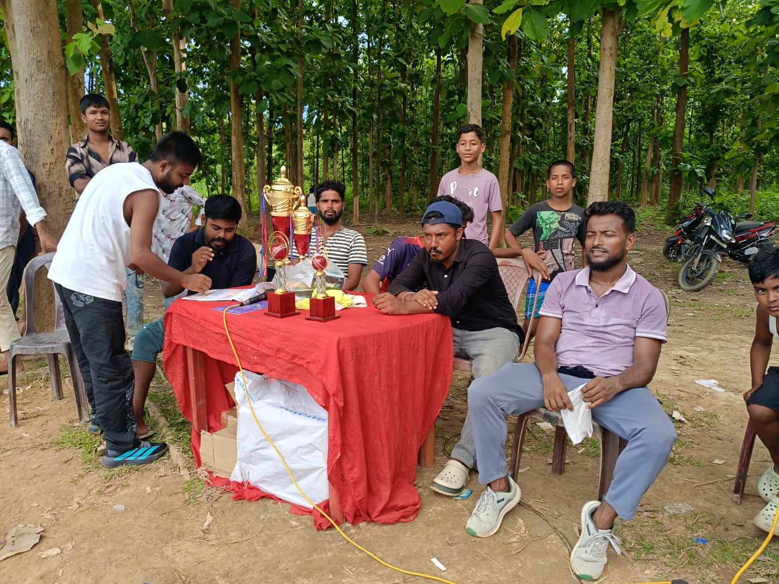 কান্দা পাৰা ডাইমণ্ড ষ্টুডেণ্টন ক্লাবৰ উদ্যোগত  চেগুন বাগান খেল পথাৰত বাৰ্ষিক প্ৰাইজমানী ক্ৰিৰীকেট প্ৰতিযোগিতা। আজিৰ খেলখন উদ্ধোধন কৰে   ।