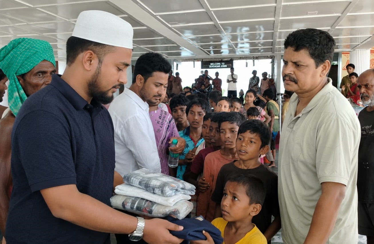 শিৱসাগৰৰ বানাক্ৰান্ত ৰাইজৰ কাষত শিক্ষিত যুৱক ফাৰিছ আহমেদ