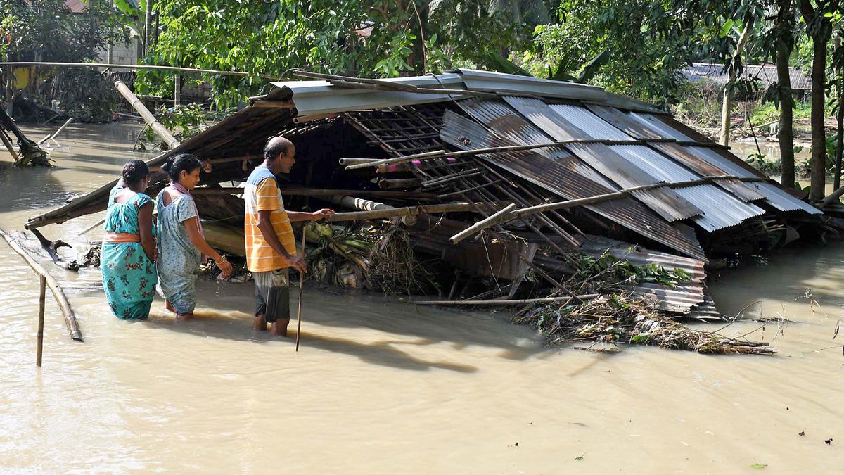 উজনিৰ বানত হাহাকাৰ: ৭ দিনৰ পাছতো ৫০% বানাক্ৰান্তই পোৱা নাই চৰকাৰী সাহায্য!