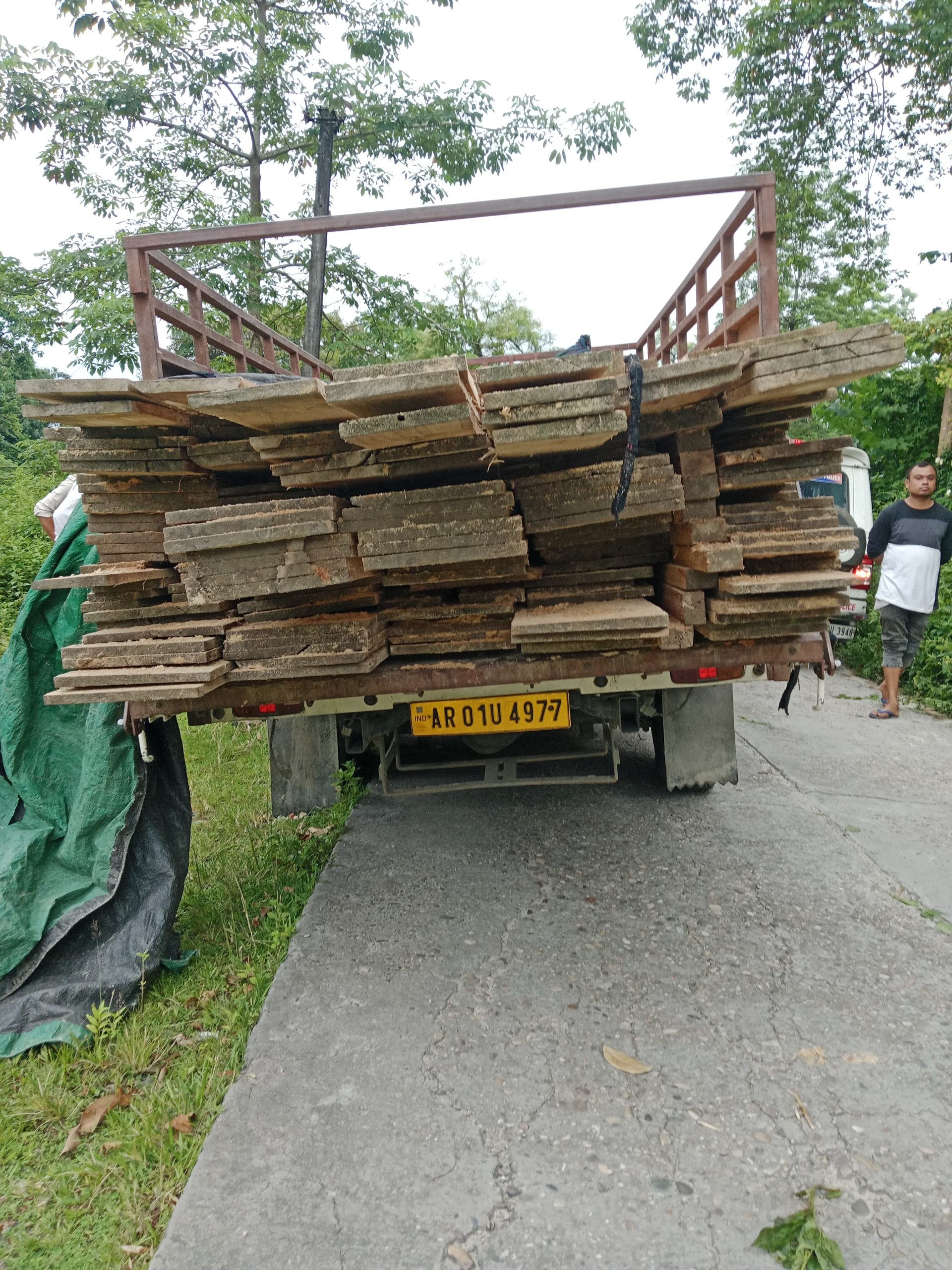 লখিমপুৰ জিলাৰ বিভিন্ন প্ৰান্তত চলিছে চোৰাং কাঠৰ মুকলি বেহা।