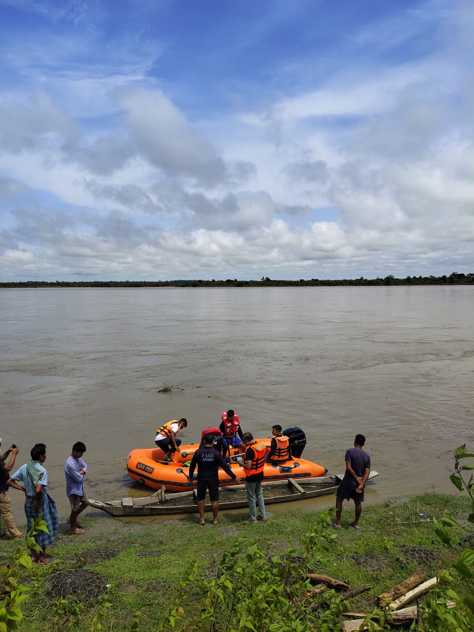 লখিমপুৰৰ বধাকৰাত সোৱনশিৰি নৈত গা ধুবলৈ গৈ সন্ধানহীন এজন নৱম শ্ৰেণীৰ ছাত্ৰ।