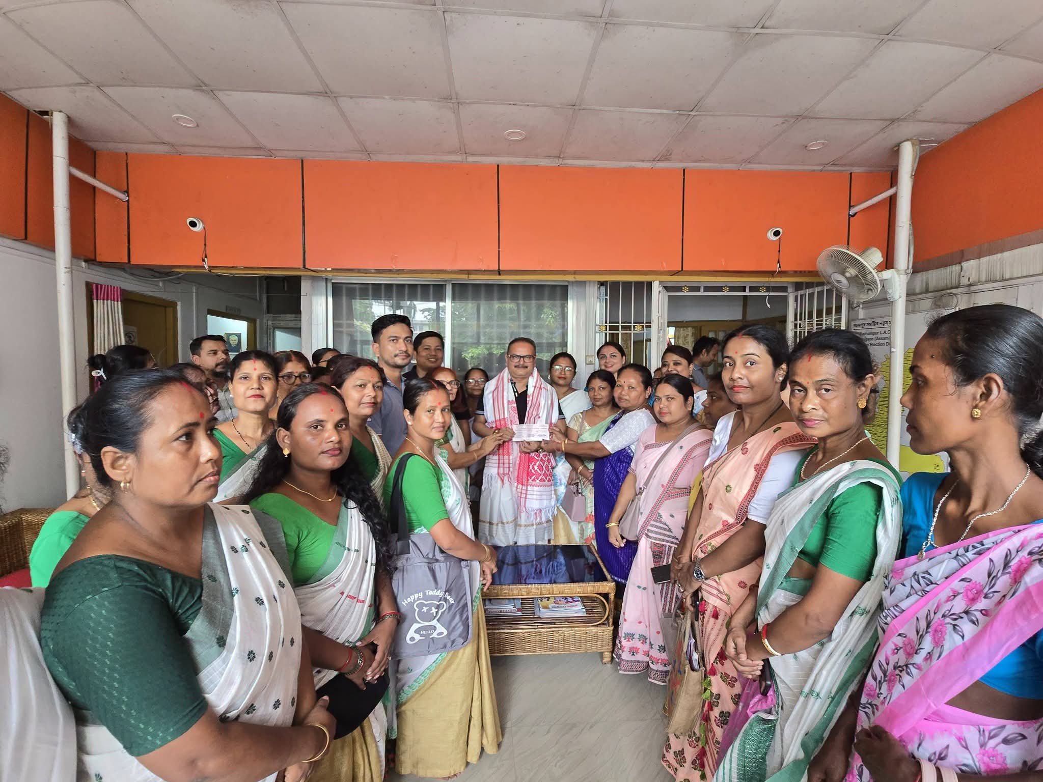 মানৱীয় দায়বদ্ধতাৰে আজি বঢ়মপুৰ সমষ্টিৰ পাঁচটি মণ্ডল পৰ্যায়ৰ সংগঠনে (CLF) মুখ্যমন্ত্ৰীৰ সাহায্য পুঁজিলৈ বানত ক্ষতিগ্ৰস্ত উজনি অসমৰ লোকসকল