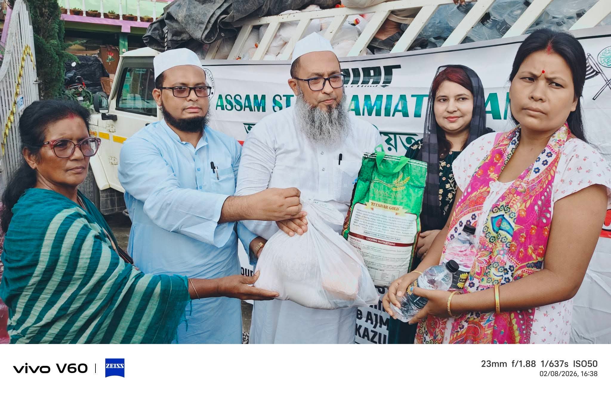 আজি উজনি অসমৰ নাজিৰাৰ বিভিন্ন বন্যাৰ্ত অঞ্চলত আজমল ফাউণ্ডেচন আৰু ৰাজ্যিক জমিয়ত উলামাৰ উদ্যোগত বন্যাৰ্তসকলৰ মাজত বান সাহায্য বিতৰণ কৰা হয়।