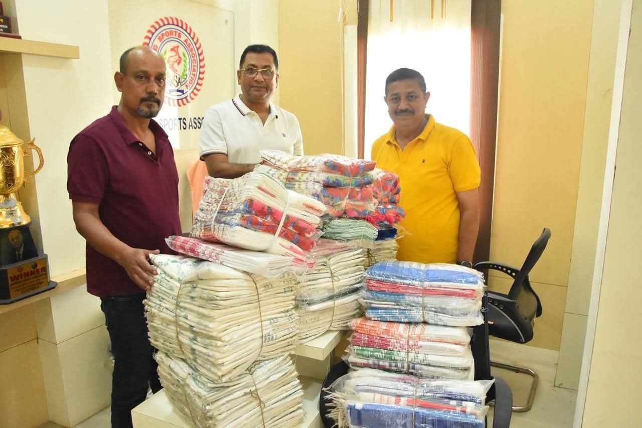 আজি সুৰ্বণা নগাঁৱৰ তৰফৰ পৰা প্রাণজিৎ বৰাই বানপীড়িত সকললৈ ৩০০ যোৰা চাদৰ-মেখেলা আগবঢ়োৱাৰ