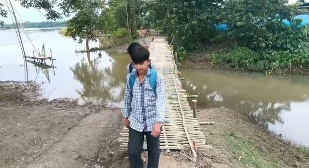 সদাব্যস্ত পথচোৱাত এখন কালভাৰ্ট নথকাৰ বাবে চৰম দুৰ্ভোগ ভূগিব লগা হৈছে মন্দিৰা এন,ছি গাঁৱৰ ৰাইজ অৱশেষত গাঁঠিৰ ধন খৰছ কৰি ৰাইজে নিৰ্মাণ কৰিলে এখন বাঁহৰ সাঁকো