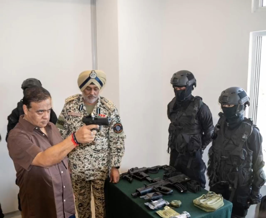 অসম আৰক্ষীৰ আধুনিকীকৰণ: কমান্ডো বাহিনীৰ নতুন মাৰণাস্ত্ৰ নিৰীক্ষণ মুখ্যমন্ত্ৰী ড° হিমন্ত বিশ্ব শৰ্মাৰ