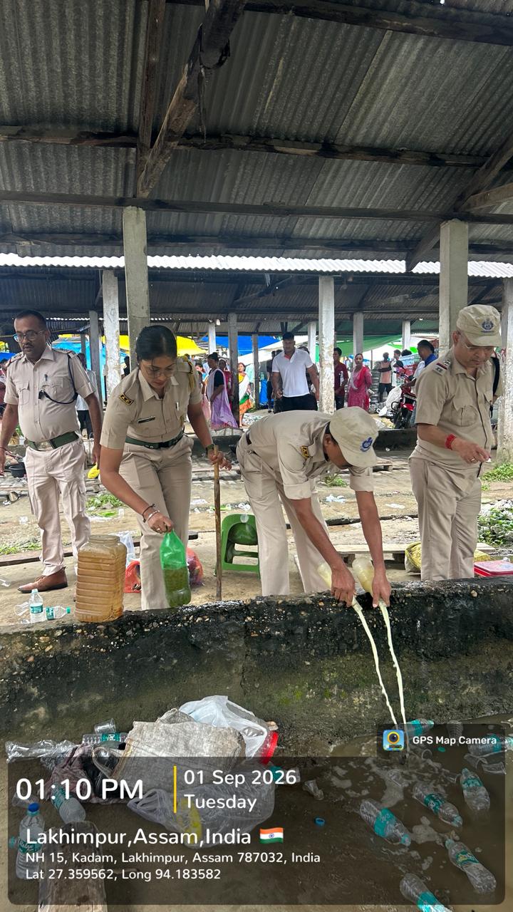 বগীনদীৰ সাপ্তাহিক মংগলবৰীয়া বজাৰত লখিমপুৰ আবকাৰী বিভাগৰ অভিযান, নষ্ট কৰিলে কেইবাশ লিটাৰ অবৈধ দেশী মদ