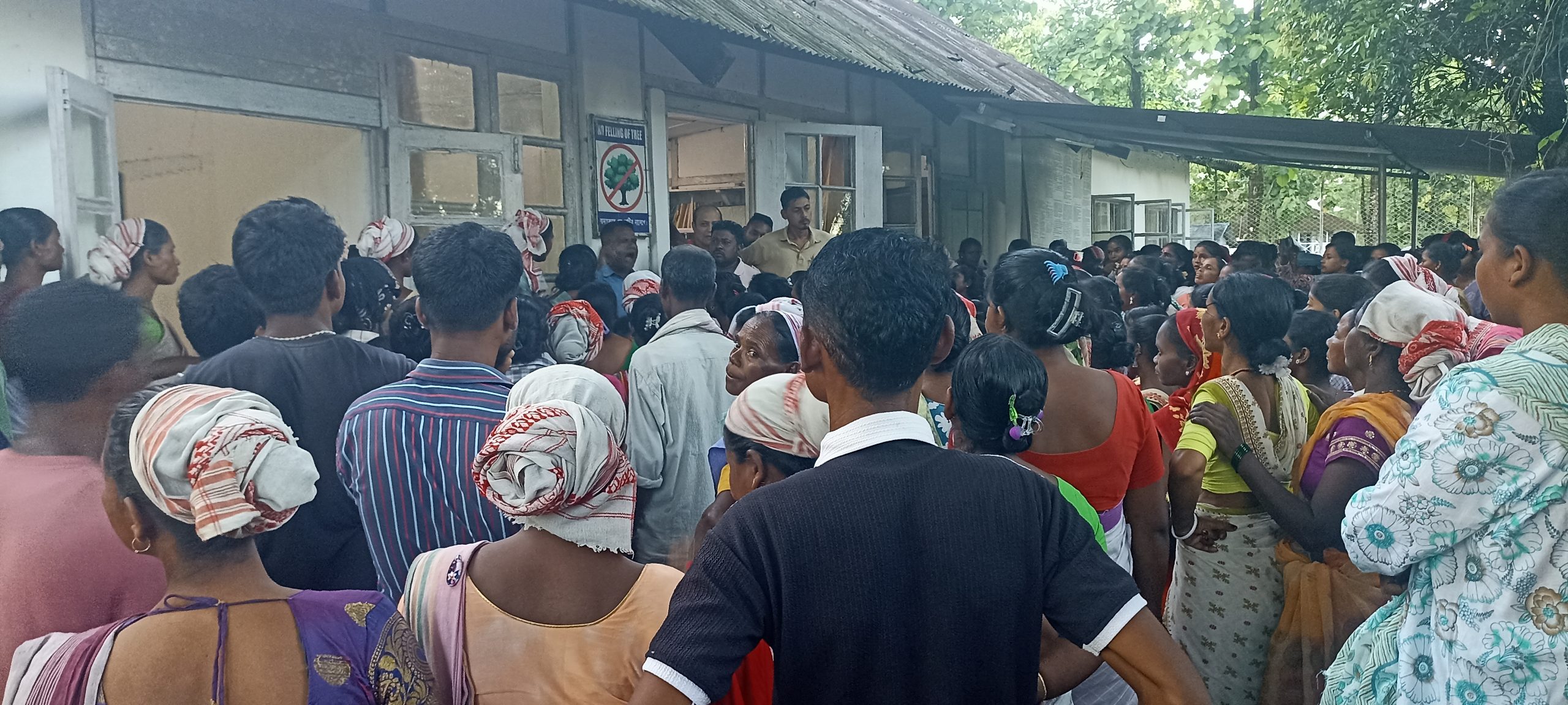 লখিমপুৰৰ চিয়াজুলি চাহ বাগিছাত উত্তপ্ত পৰিস্থিতি, মজুৰিৰ ধন একাউন্টত প্ৰদান কৰাক লৈ পৰিচালকৰ কাৰ্যলয় ঘেৰাও কৰি উত্তপ্ত পৰিস্থিতিৰ সৃষ্টি কৰে বাগিচাখনৰ শ্ৰমিক সকলে ।