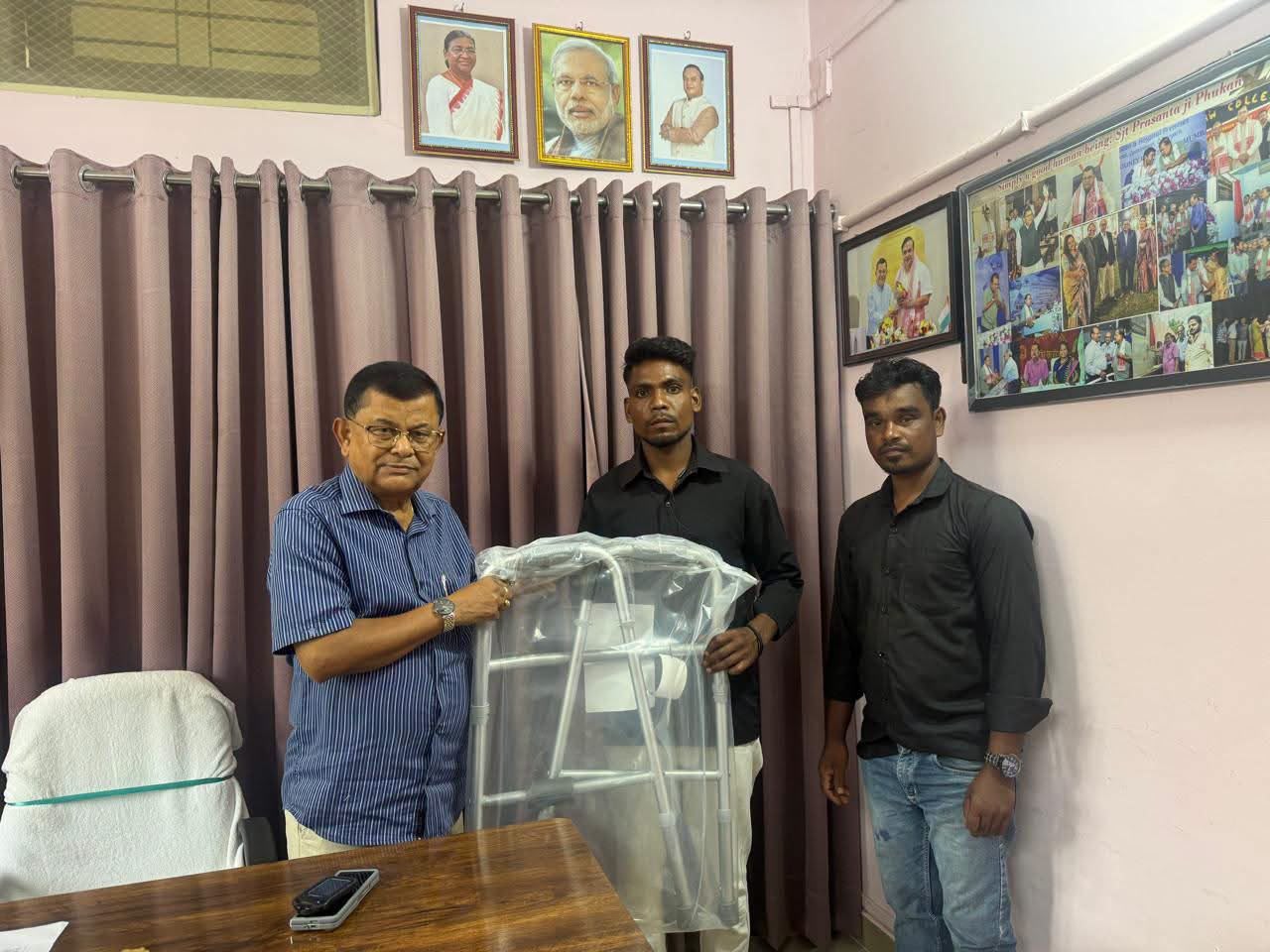 বিশেষভাৱে সক্ষম ব্যক্তিৰ কাষত বিধায়ক প্ৰশান্ত ফুকন, আগবঢ়ালে সহায়ক ৱাকাৰ-ষ্টেণ্ড।