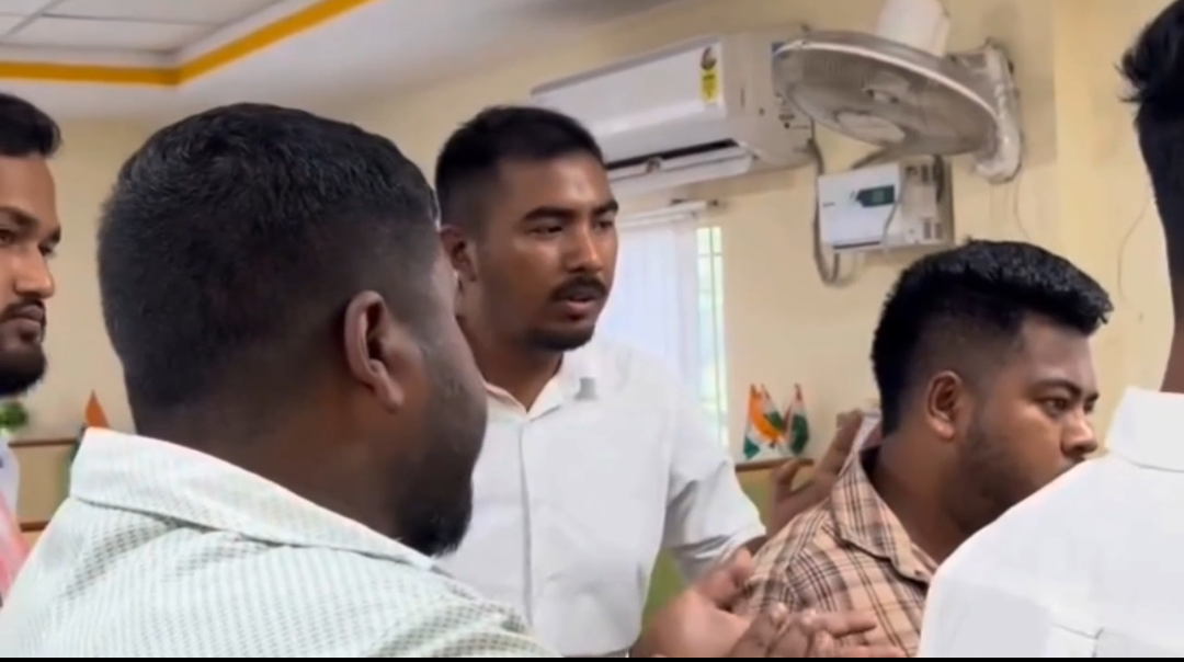 ডিব্ৰুগড়ত শ্ৰীৰাম ফাইনেন্সৰ বিৰুদ্ধে গুৰুতৰ অভিযোগ, অজ্ঞাতে ৬-৭টা ঋণৰ একাউণ্ট খোলাৰ দাবী চিন্ময় গগৈৰ
