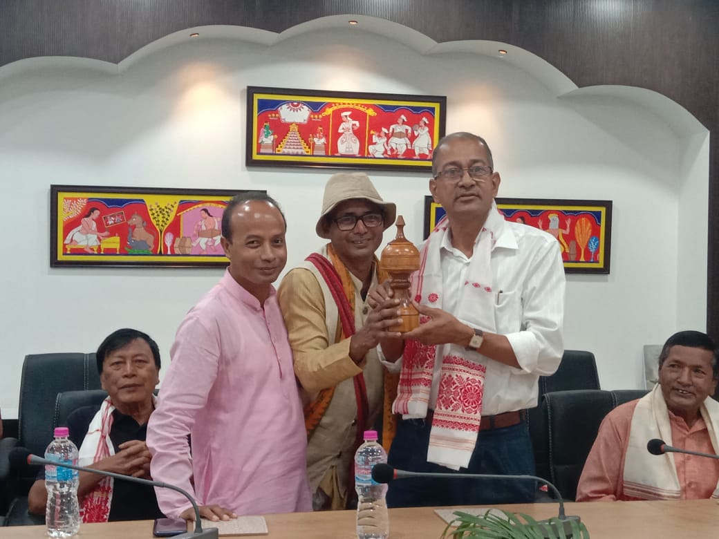 নগাঁও বিশ্ববিদ্যালয়ত লেখক প্ৰেমেশ্বৰ ঠাকুৰীয়াৰ শিশু গ্ৰন্থ উন্মোচন*
