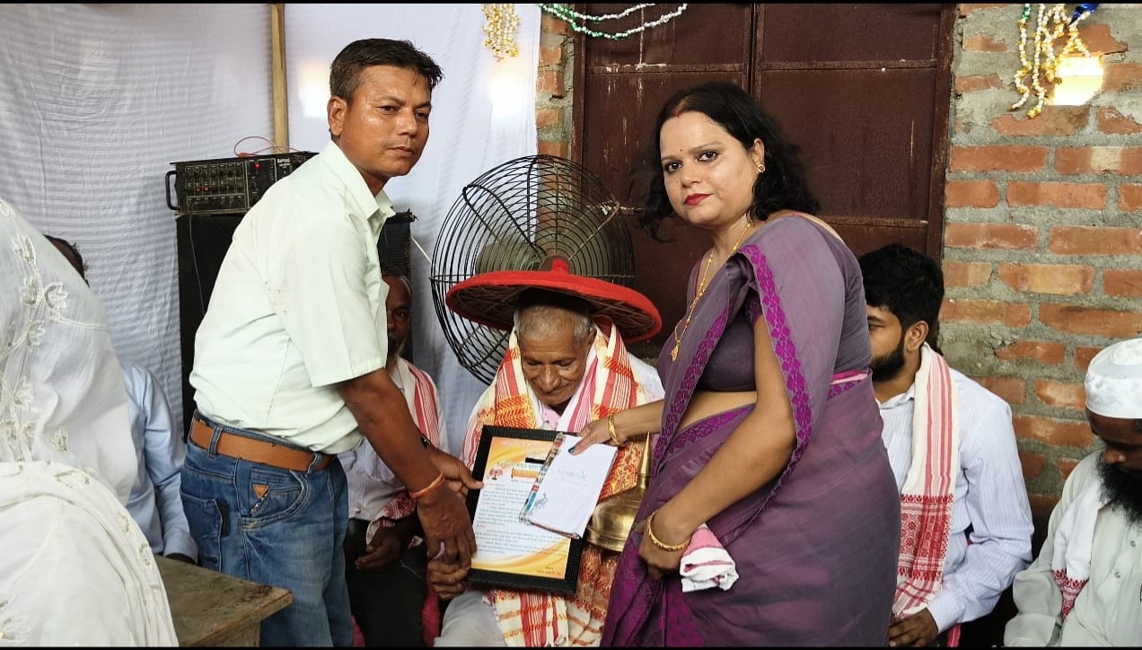 ৩৮ টা বছৰ বিনা বেতনেৰে পাঠদান দি অৱসৰ ললে প্ৰধান শিক্ষক আলী আকবৰ আৰু মৃদুল শইকীয়াই ৷ পছিশ লাখ টকাৰ গুৰু দক্ষিণা দিয়াৰ দাবী ৷