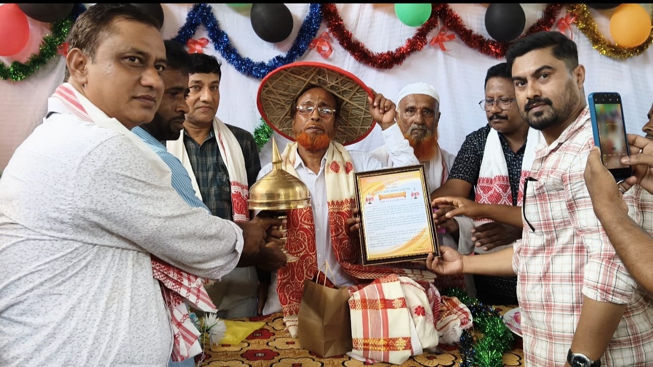 বিনা বেতনত অৱসৰপ্ৰাপ্ত শিক্ষক আলী আকবৰ আৰু মৃদুল শইকীয়াক গুৰু দক্ষিণা হিচাপে এককালিনভাৱে ২৫ লাখ টকাৰ আৰ্থিক সাহাৰ্য প্ৰদান কৰিবলৈ চৰকাৰক দাবী জনায় ৷