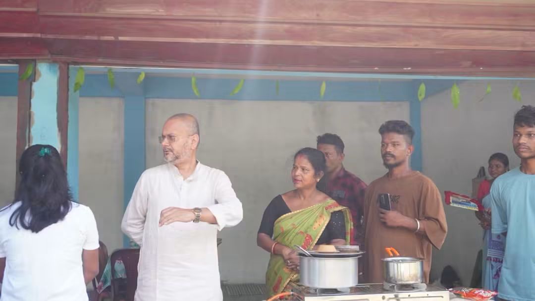 আজি বঢ়মপুৰ তিনিআলিত নৱনিৰ্মিত এখন হোটেলৰ উদ্বোধনী অনুষ্ঠানত উপস্থিত থাকোঁ।