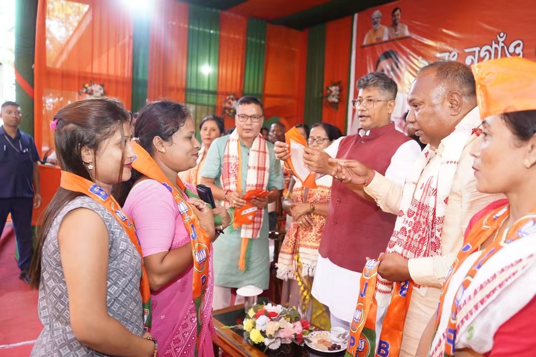নগাঁও লোকসভা সমষ্টিৰ উপ-নিৰ্বাচনৰ বাবে এন ডি এ মনোনীত প্ৰাৰ্থী শ্ৰী দেৱাশীষ শৰ্মা ডাঙৰীয়াৰ সমৰ্থনত অসম চৰকাৰৰ মাননীয় মন্ত্ৰী শ্ৰী পিযুষ হাজৰীকা  সৈতে ৰহা নগৰ সমিতিৰ অন্তৰ্গত ড° ভূপেন হাজৰিকা মুকলি মঞ্চত অনুষ্ঠিত নিৰ্বাচনী প্ৰচাৰ সভাত অংশগ্ৰহণ কৰোঁ।