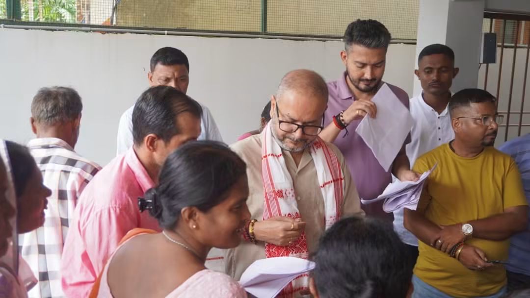 আজি কামপুৰ তথা নগাঁওস্থিত মোৰ বাসগৃহত বিভিন্ন সমস্যা, অভাৱ-অভিযোগ আৰু সমাগত নিৰ্বাচন সম্পৰ্কীয় বিষয়ত আলোচনা কৰিবলৈ সাক্ষাৎ কৰিবলৈ অহা বহু কেইগৰাকী ৰাইজৰ সৈতে মত-বিনিময় কৰোঁ।