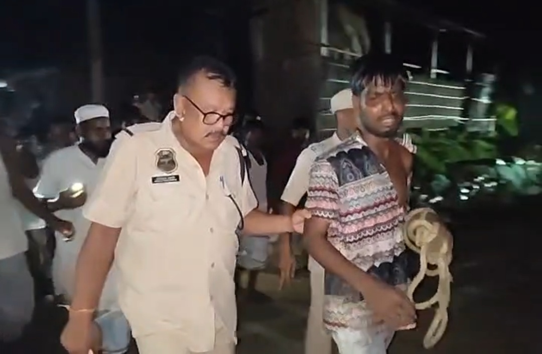 চেঙাৰ কাছুমাৰাত ৰাইজৰ ৰোষত দুটা চোৰ।