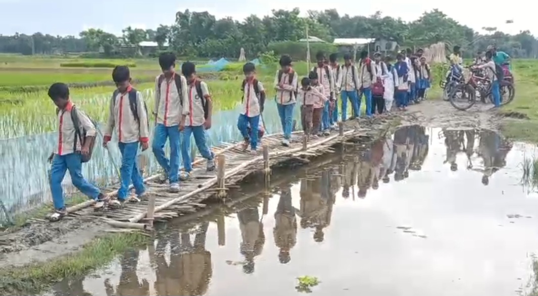 পশ্চিম খোলাবান্ধাৰ পৰা কাৰাইখাইতি বজাৰ সংযোগী ৰাস্তাৰ পুতৌলগা অৱস্থা